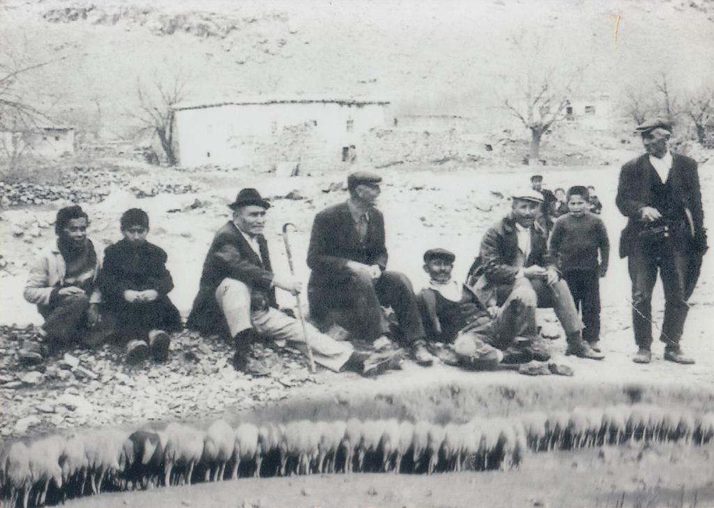 Aşağı köyden eski bir manzara: Muharrem, Fahının Haydar, Musakanın Kazım, Ücenin Selim, Avcı Osman, Haydar usta Rıza oğlu Cafer, Osmanların Rıza Nisan 2019 14 1 2 Mirac