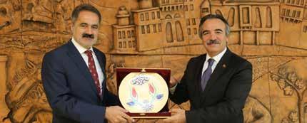 Mazhar Bağlı ve Çat Belediye Başkanı Kamil Duru, Çat Beldesinde bulunan tarihi Güvercinlik Vadisi nin turizme kazandırılmasına yönelik işbirliği protokolüne birlikte imza attı.