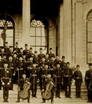 Strauss ailesi ile gerçekleşmiştir. 19. yüzyılda yaşamış müzisyen Strausslar ın Osmanlı sultanlarına ve devlet adamlarına ithaf ettikleri birçok eser bulunmaktadır.