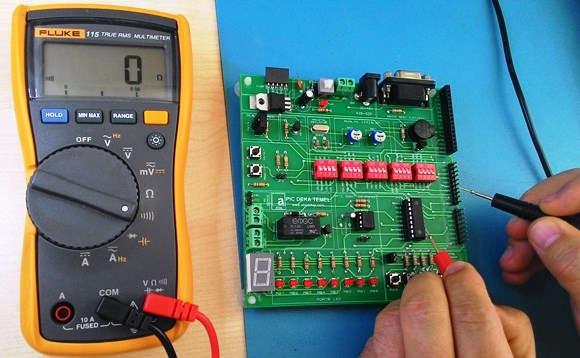 edilmelidir. Bunun için PIC16F628A entegresi datasheet inden pinout larına bakılır. Şekil 3.6. da PIC16F628A pinout ları görülmektedir. Şekil 3.6. PIC16F628A pinout görünümü.