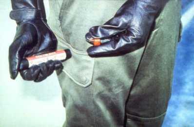 20 Kullanılan Atropin enjektörleri atılmaz, koruyucu elbisedeki cebin üst kapağına iğneler geçirilerek kıvrılır. Bir kişi için 3 Atropin kullanılır, daha fazlasına doktor karar vermelidir.