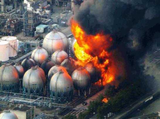 2 Resim 1.1: Fukuşima nükleer santralinde yangın 1.2 KBRN OLAYININ ÖZELLİKLERİ Panik ve kargaşa yaratır. Sağlık hizmetlerine aşırı yük oluşturur. Müdahale, zor ve zaman alıcıdır.