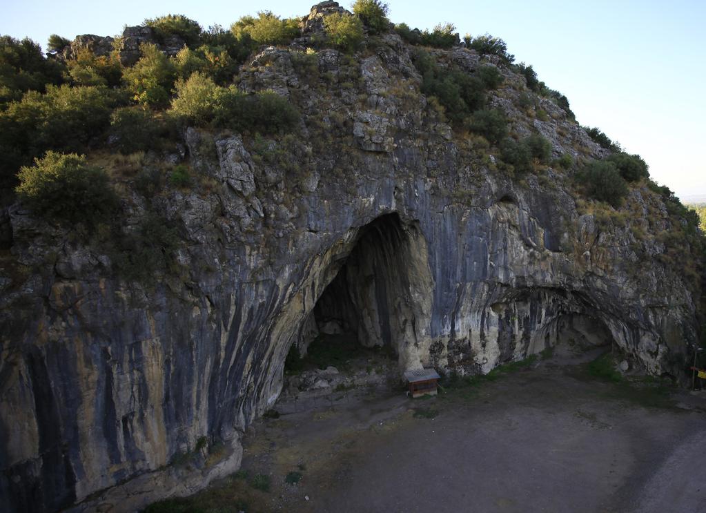 EXCAVATION REPORTS Fig. 5 Girmeler Cave/Höyük Res. 5 Girmeler Mağarası/Höyüğü known prehistoric sites in Lycia, Girmeler Cave is located on the western façade of the rocks in the Xanthos valley.