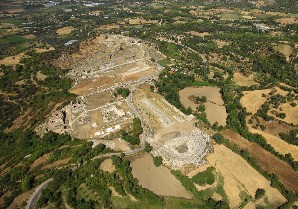 EXCAVATION REPORTS Fig. 1 Tlos, general view of the ancient city Res. 1 Tlos antik kenti genel görünüş University. Regular excavations have been undertaken by an interdisciplinary team since 2005.