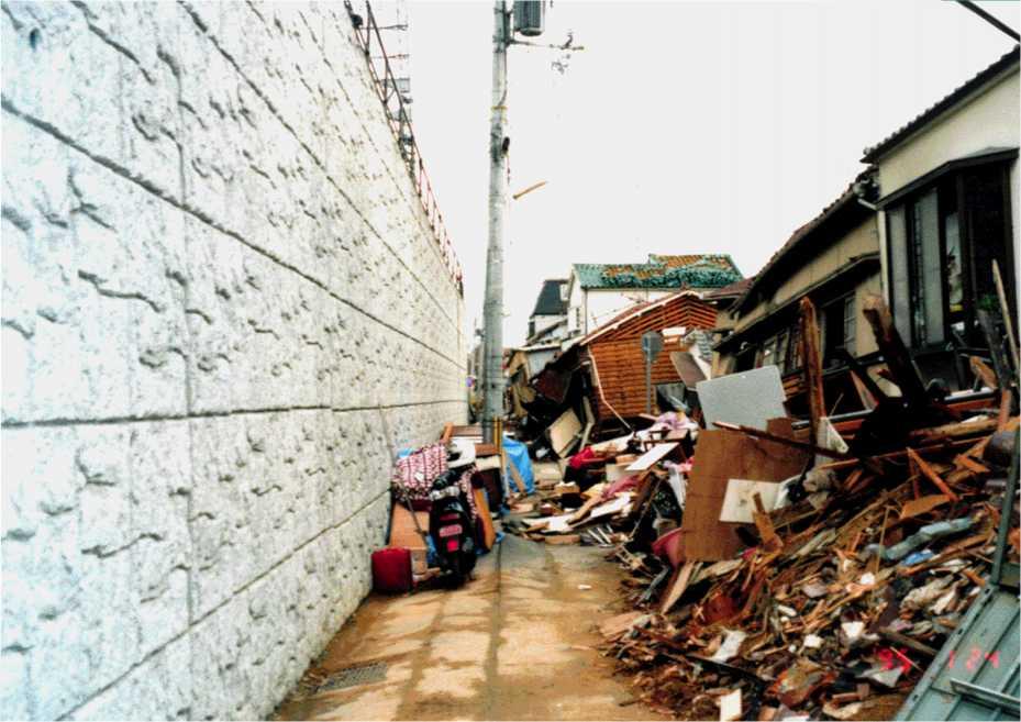 A week after the 1995 Kobe Earthquake The wall