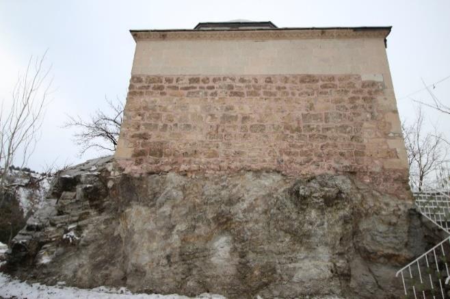 Kütahya Hıdırlık Mescidi 447 Yapının cepheleri, güney ve doğuda kaya üzerinde, kuzey ve batıda ise istinat duvarı üzerinde konumlanmıştır (Fotoğraf 10-12).