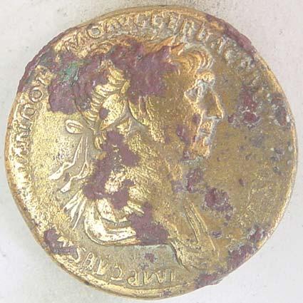 91 Env. No : 1400 Malzemesi : Bronz Çap : 3,4 cm Ağr. : 26,5 gr Çağı : Roma (Traianus Dönemi) Ön yüz : Sikkenin kenarlarında, IMP CAES.
