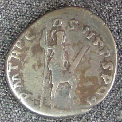 Dacia Fatihi en iyi Augustus, Caesar, En İyi İmparator Nerva Traianus a, anlamına gelen yazılar ve ortada imparatorun defne çelenkli sağa dönük portresi yer almaktadır.
