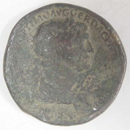 101 Env. No : 2090/1 Malzemesi : Bronz Çap : 3,4 cm Ağr. : 25,7 gr Çağı : Roma (Traianus Dönemi) Ön yüz : Sikkenin kenarlarında.