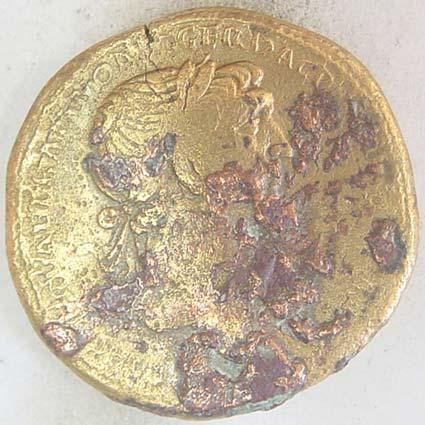 51 Env. No : 1393 Malzemesi : Bronz Çap : 3,4 cm Ağr. : 24,7 gr Çağı : Roma (Traianus Dönemi) Ön yüz : Sikkenin kenarlarında,.iano GER DAC.