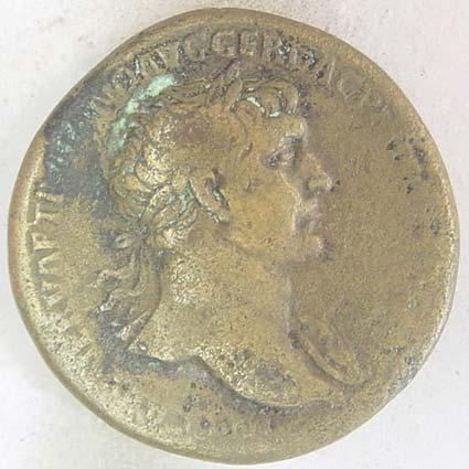 61 Env. No : 1389 Malzemesi : Bronz Çap : 3,41 cm Ağr. : 24,8 gr Çağı : Roma (Traianus Dönemi) Ön yüz : Sikkenin kenarlarında,.
