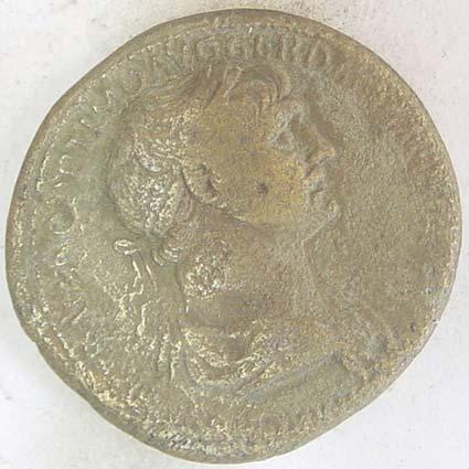 85 Env. No : 1401 Malzemesi : Bronz Çap : 3,39 cm Ağr. : 25,3 gr Çağı : Roma (Traianus Dönemi) Ön yüz : Sikke korozyona uğradığı için yazılar tam olarak okunmamaktadır.