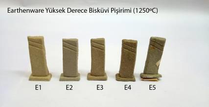 3.4. Stoneware Reçete Bulguları Resim 18: Earthenware 1250ºC denemeler S1 Deneme: Alçı plakanın üzerine dökülen çamur, hızla suyunu çekti ve neredeyse 1 dakika sonra plakanın üzerinde çatlamalar