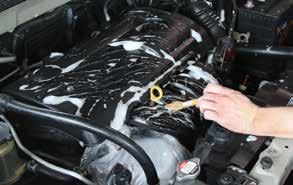 Engine Cleaner Motor Temizleyici Araçlerın boya ve plastik kısımlarını etkilemeden motordaki kir ve yağları temizleyen bir üründür.