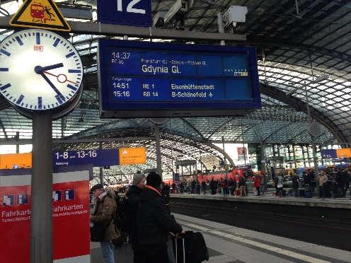 Burası Berlin Ana tren garı, trene 20 dakika kala yetiştim sonrasında 7-8 saat süren uzun bir yolculuk başladı.
