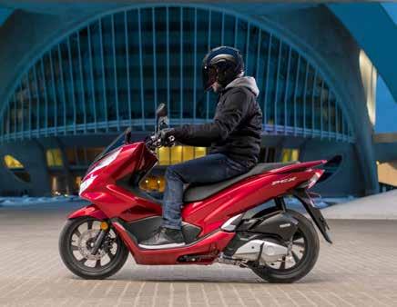 ŞEHRİ DİZE GETİR PCX125 modern hatları, zarif kıvrımları ve pürüzsüz yüzeyleriyle çekici ve dinamik bir görünüm sergilerken, aynı zamanda konforlu selesi ve oturma pozisyonuyla