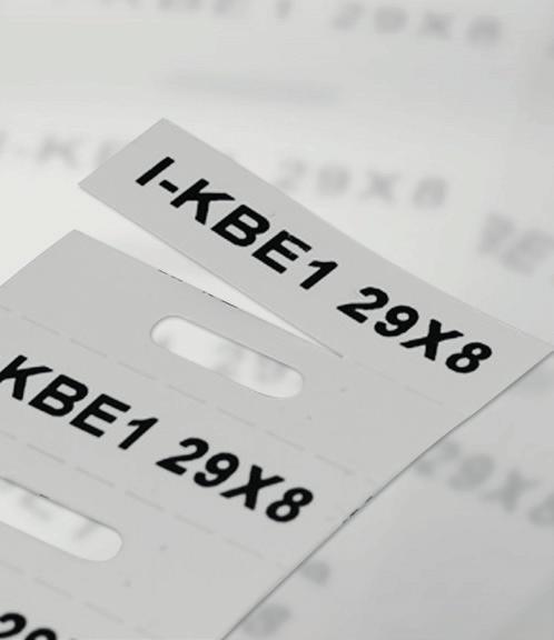 Klemsan 31 2.4 Kablo Markalama 2.4.3 PVC Etiketler - I-KBE Serisi 1. İki kırma hattı arasında markalamayı yazın. 2. Kırma hattı üzerinden katlayıp koparın ve KBE etiket taşıyıcısının içine kaydırın.