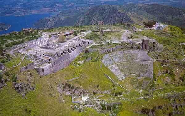 Günümüzde Bergama diye geçen Roma dönemine ait Pergamon Medeniyetide olimpiyat oyunlarından etkilenmiģtir.
