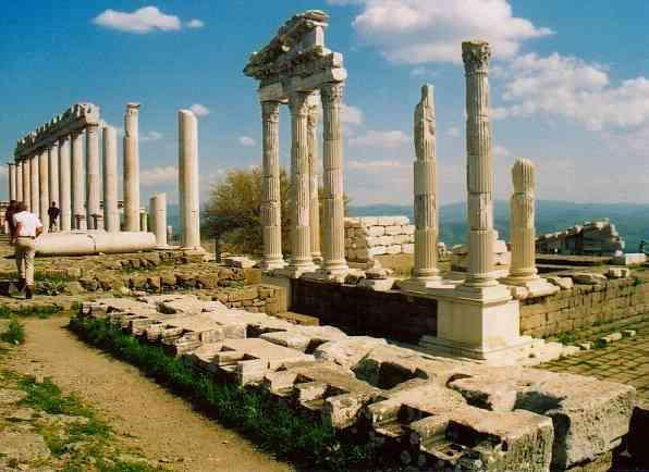 yakınlık duyarak, tapınağı örnek olsun diye vurgulamıģtır (8). Resim 4: Akropol YerleĢkesi / Pergamon (16) Asklepion yerleşkesi M.Ö. 4. YY.