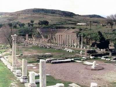 Uzaklıkta bulunan Asklepion, Akropol e kutsal bir yol ile ulaģırdı (7).