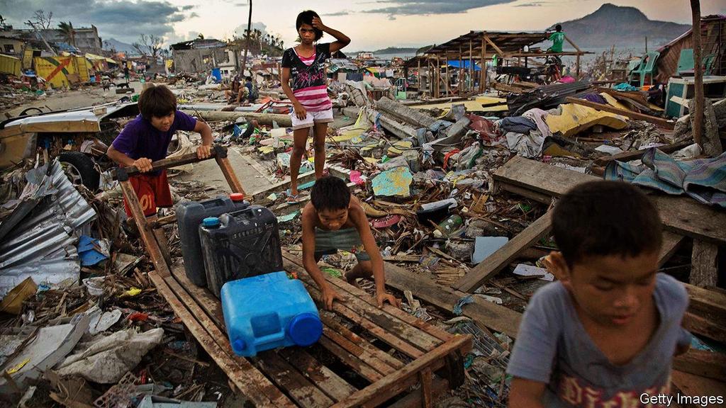 Okyanus kökenli tabii felaketler sonrası arta kalan eşyaları toplamaya çalışan Filipinli çocuklar aşağıdaki resimde görüntülenmektedir.