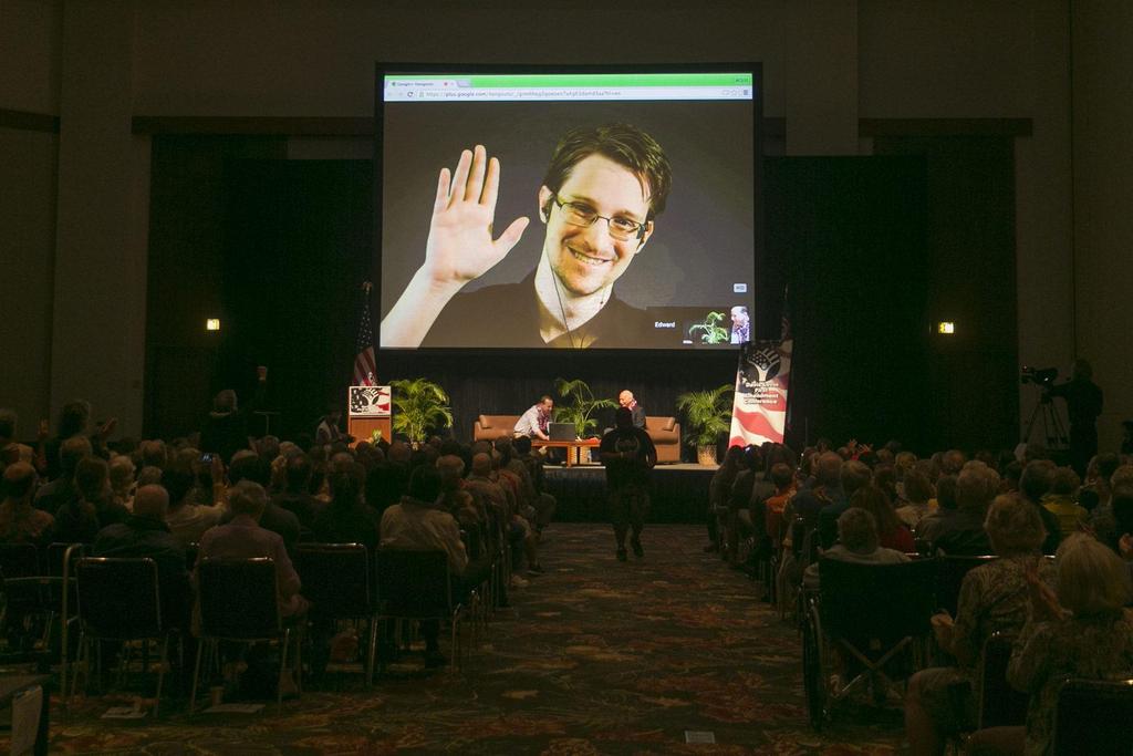 Edward Snowden ABD Yurttaş Özgürlükleri Birliği (ACLU) konferansında video konferans yoluyla konuşma yaparken.