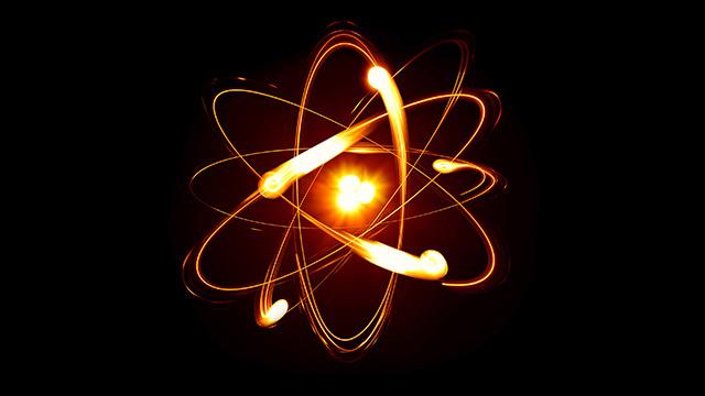 Atom, bir çekirdek ve onu çevreleyen elektronlardan oluşur.