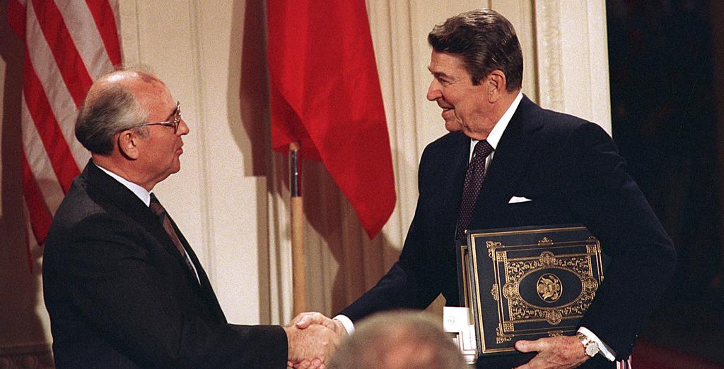 Uluslararası İlişkiler Bu olumlu havadan esinlenerek ABD Başkanı Ronald Reagan ile Sovyetler Birliği Lideri Mihail Gorbachev arasında başlayan nükleer silahların kontrolü ve sınırlandırılması