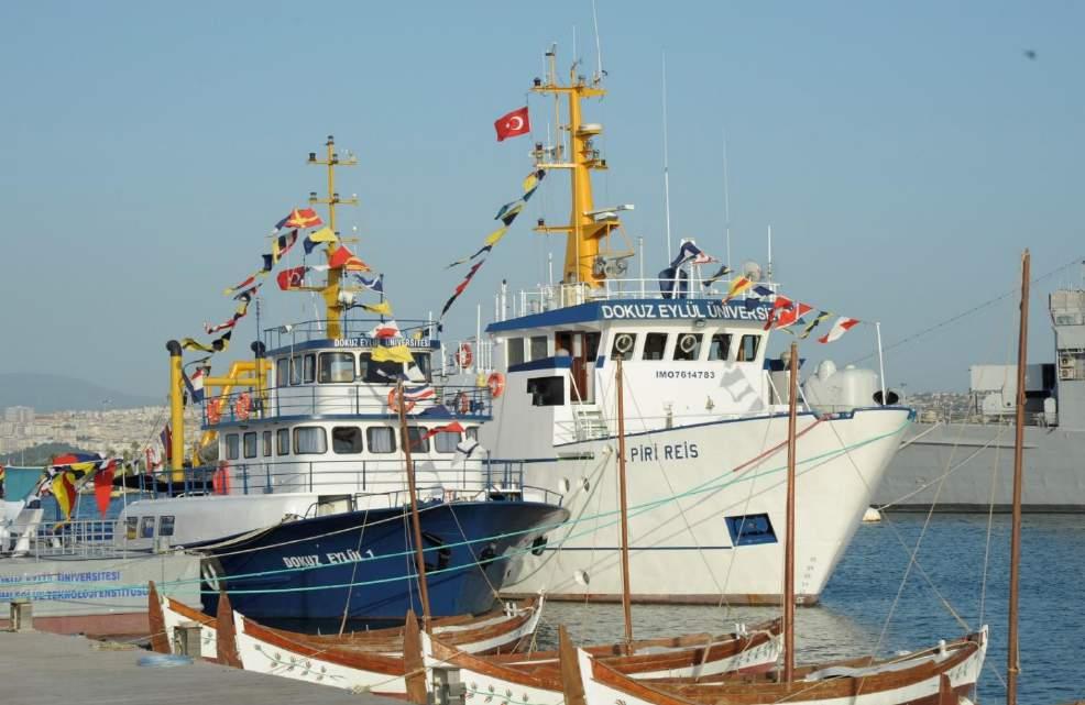 38 getirdiğini gösteren beyaz liste de yer almaktadır. Bu sayede Denizcilik Fakültesi, ülkemiz gemi adamlarının eğitim ve kurs faaliyetleri ile bu belgelendirilmeye ciddi katkılar sağlamaktadır.