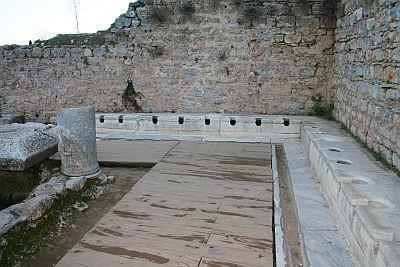 Resim 1: Latrina, Efes Erişim Adresi: http://www.ephesus.us/ephesus/latrines.