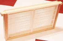 Ana Arı Hapis Çerçevesi (Tekli) Queen Cage in One Frame 60071 1 ahşap çerçeve, iki yanında plastik ana arı ızgarasıyla Değişik zamanlarda,değişik amaçlarla ana arıyı hapsetmek için 475 mm x 252 mm x