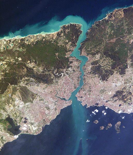 İstanbul Boğazı nda Meydana Şekil 1: İstanbul Boğazı nın Uydu dan Görünümü Karadeniz ve Akdeniz seviye ve tuz bakımından farklı olduğu için söz konusu iki deniz arasında İstanbul Boğazı nda