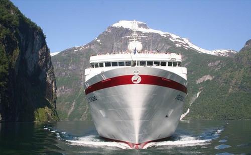 Yelkenli veya 20 m den kısa, makinesini kullanan tekne, kanalda güvenli seyreden gemiyi engelleyemez.