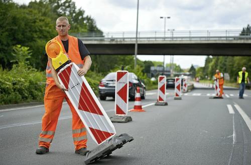 5-Trafik işaretleri yerleştirmeleri sırasında personeli üzerinde ışık yansıtıcı reflektif malzemeli yelek veya palto bulunmalıdır.