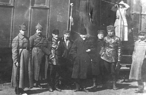 Karabag Her defasında Azerbaycan'na karşı alınacak karar öncesi Bakü'ye çok sayıda üst düzey devlet görevlileri gönderilmekteydi. Onlardan biri olan M.Kalinin Bakü Garı'nda. 1924.