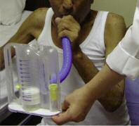 19 İnsentif Spirometre İnsentif spirometre görme geribildirim etkisinden yararlanılarak hastanın derin nefes alıp maksimum inspirasyonu sürdürebilmesini sağlayan bir alettir (Resim