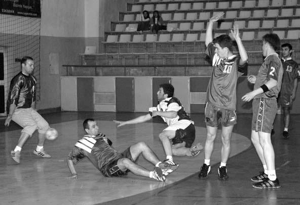 Anadolu Üniversitesi bayan hentbol takımı, ilk gün Milli Piyango ya 36-21 yenilerek final oynama şansını kaybetti. Karşılaşmanın ilk yarısı da 18-9 Ankara ekibi lehine sonuçlandı.