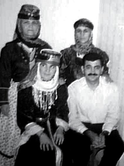 Wekî din jî tenê bûkan şemhati û xerhatî girêdidan. Xerhatî ji qumaşên reş bi gulên sor, şemhati jî ji qumaşên reş yên bi naqşên sipî dihat dirûtin.