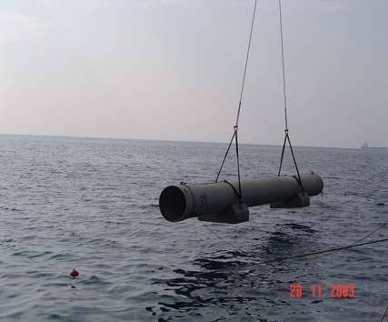 7. Kıyı Mühendisliği Sempozyumu - 593 - Denizde Boru Montajı Boru modüllerinin denizde birleştirilebilmesi için, tasarım kriterlerine de uygun olarak boru kanalının içerisine, kanaletlerin altına