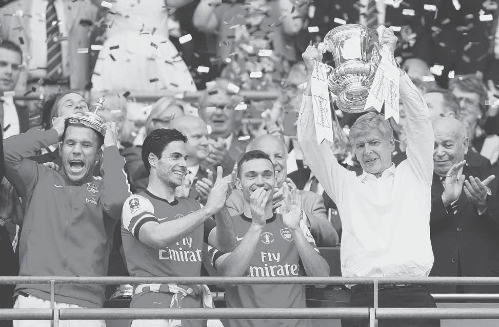 www.sport.sk FUTBAL 31 Arsene Wenger (vpravo) sa po rokoch dočkal ďalšej trofeje s Arsenalom.