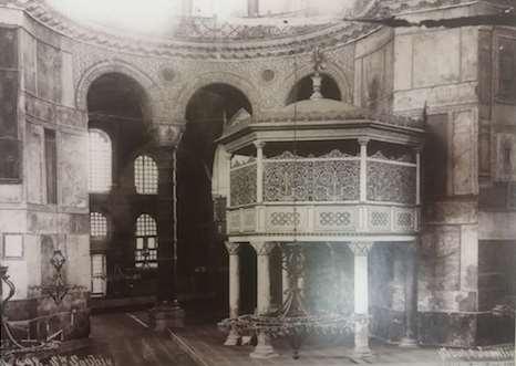 Türk mimari ve süsleme etkilerinin bir arada kullanıldığını kaydetmiştir. Burada kullanılan sütunlardan üç tanesi Fatih Camii avlusundaki kalıntılar arasından seçilmiştir.