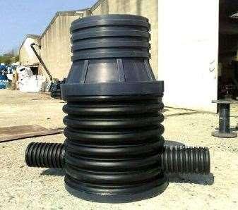 1600 mm arası PE-ÇELİK GEÇİŞ PARÇASI İÇ DİŞLİ PE-ÇELİK GEÇİŞ PARÇASI DIŞ DİŞLİ Malzeme : HDPE Malzeme : HDPE Basınç : PN16 Basınç : PN16 Çap : 20 125 mm arası Çap : 20 110 mm