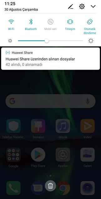 Dosya almak için Huawei Share kullanma: Bildirim panelini açmak için durum çubuğunu aşağı kaydırın ve ardından Huawei Share özelliğini etkinleştirmek için düğmesine dokunun.