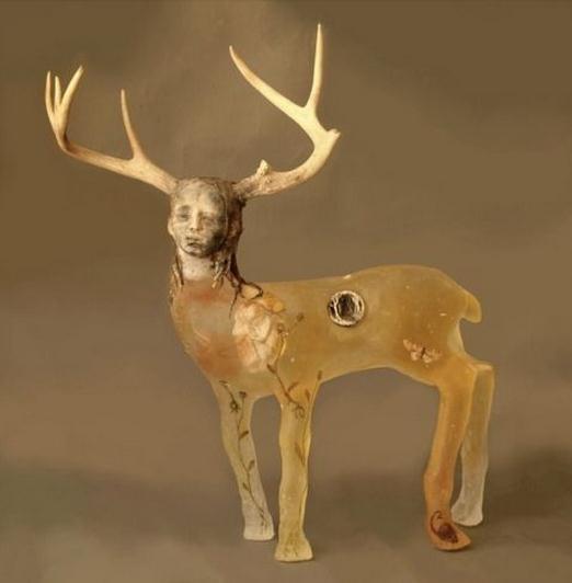 ) Resim-42: Deer Girl, 71x68x27 cm, cam ve raku, C. Bathwell.