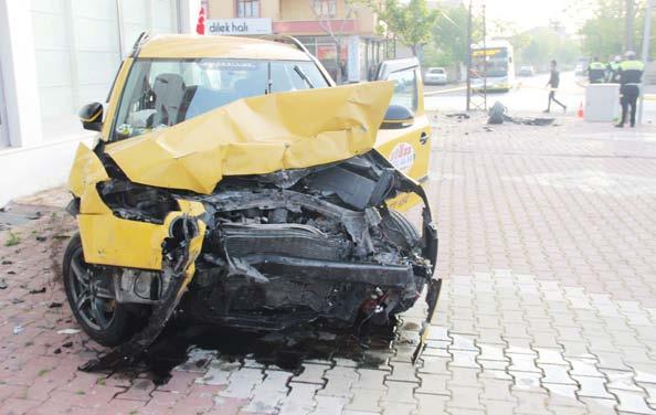 Vali ye selam vermek için yola çıktı, araba çarptı Karaman Caddesi ile Çancı Caddesinin birleştiği kavşakta otomobil ile kamyonet çarpıştı, 1 kişi hayatını kaybetti.