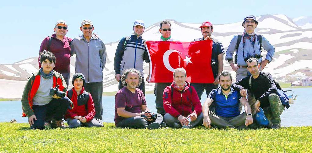 Mardin den gelip bölgeye yerleşen ailelerin geçim kaynağı oluyor. Her yıl nisan ayında meşe ağacından mangal kömürü üreten aileler, kasım ayına kadar ormanda çalışıyorlar.