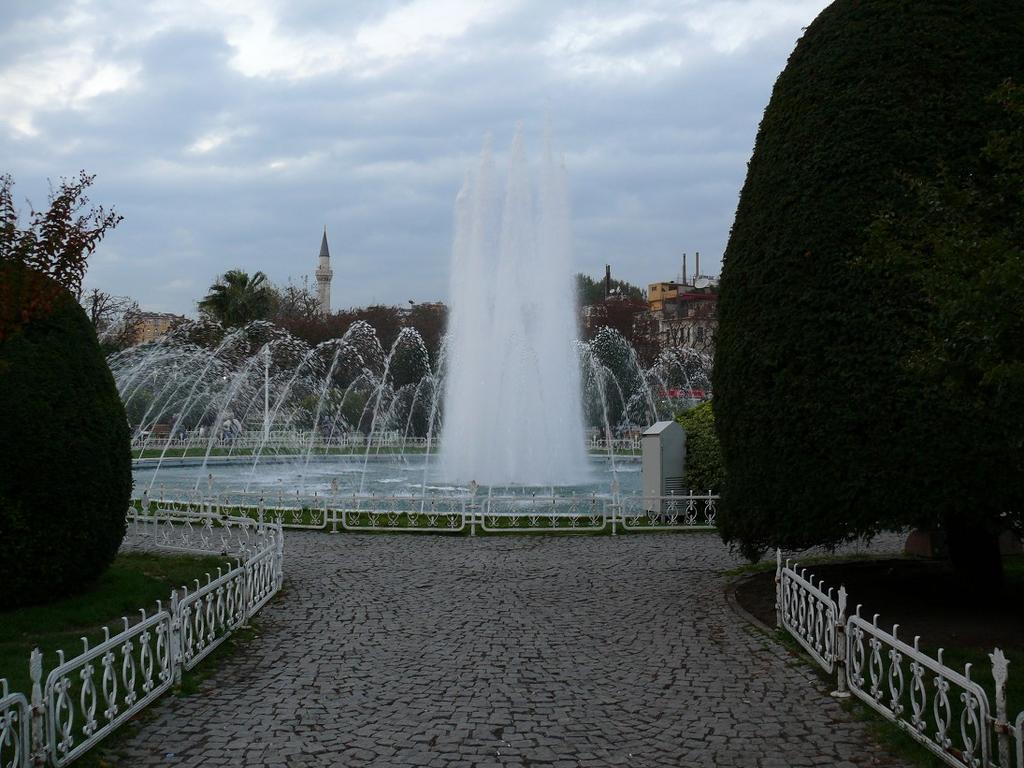 Alanın gece kullanımını kolaylaştırıcı ve özendirici ışıklı yönlendirici, tanıtıcı, bilgilendirici pano ve levhalar bulunmamaktadır. Şekil 6. Park içinde bulunan havuzun gece ve gündüz görünümü.