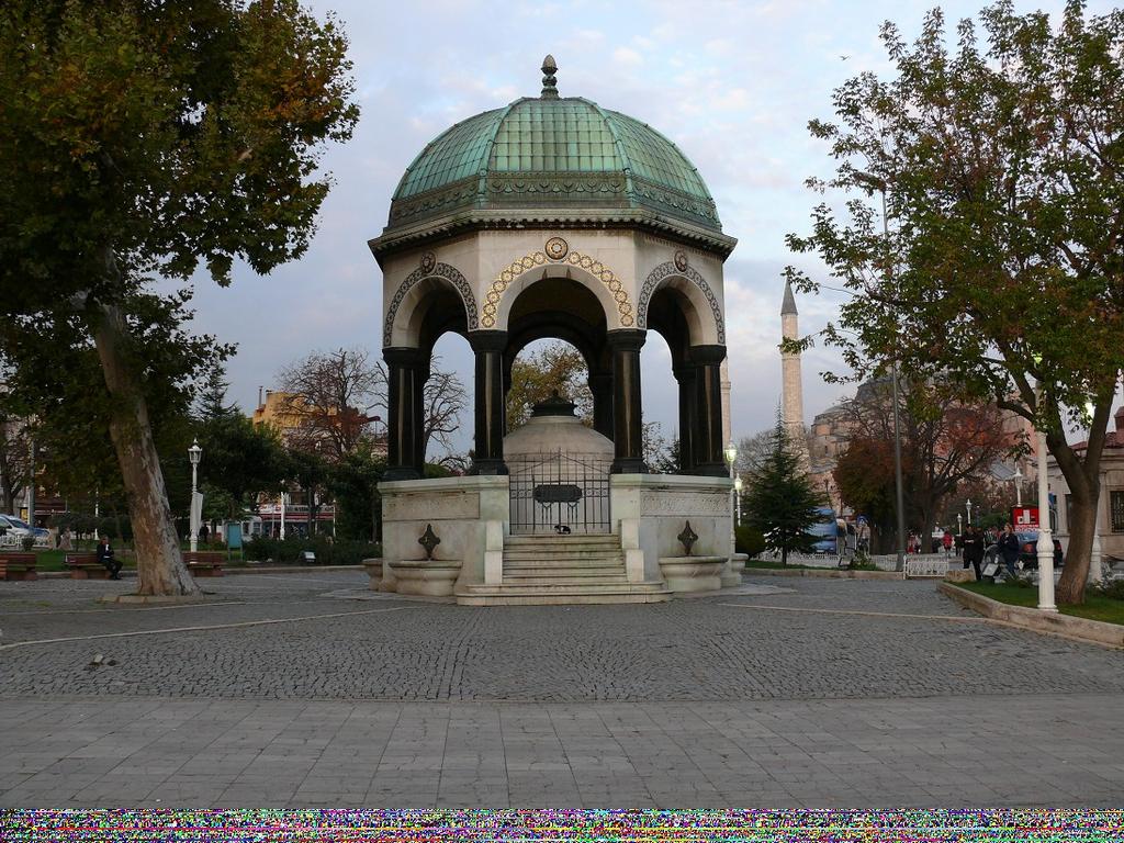 114 Sanem Çınar - Kerem Çetindağ Mekânın algılanması açısından değerlendirmesi: Meydan lineer yapısıyla algılanması kolay bir alandır.