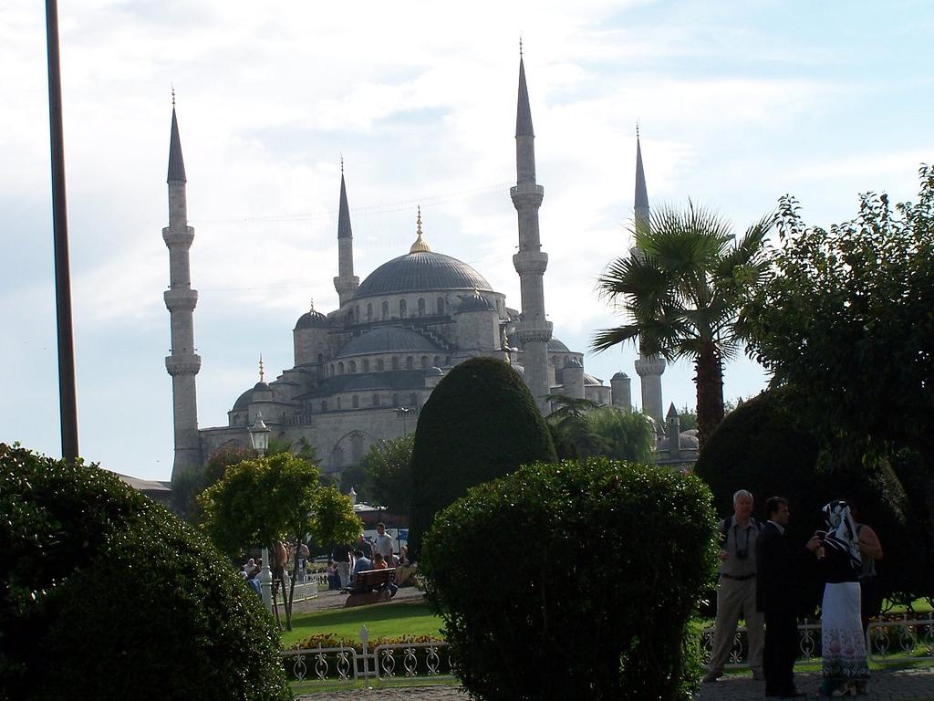 Görsel Algılamada Işık ve Renk Faktörü: Sultanahmet Meydanı ve Çevresi Örneği 109 Şekil 3. Sultanahmet Camii gündüz-gece arka plan ilişkisi (Çetindağ,., 2007) Figure 3.