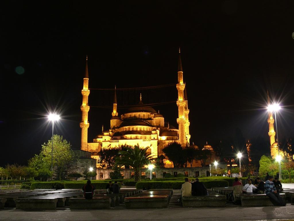 Gece arka planı karanlık olduğu için aydınlatılmasıyla mekânın algılanması üst düzeye çekilmektedir. Doğru yapılmış aydınlatma hem estetik hem de fonksiyonellik açısından ihtiyacı karşılamaktadır. 3.